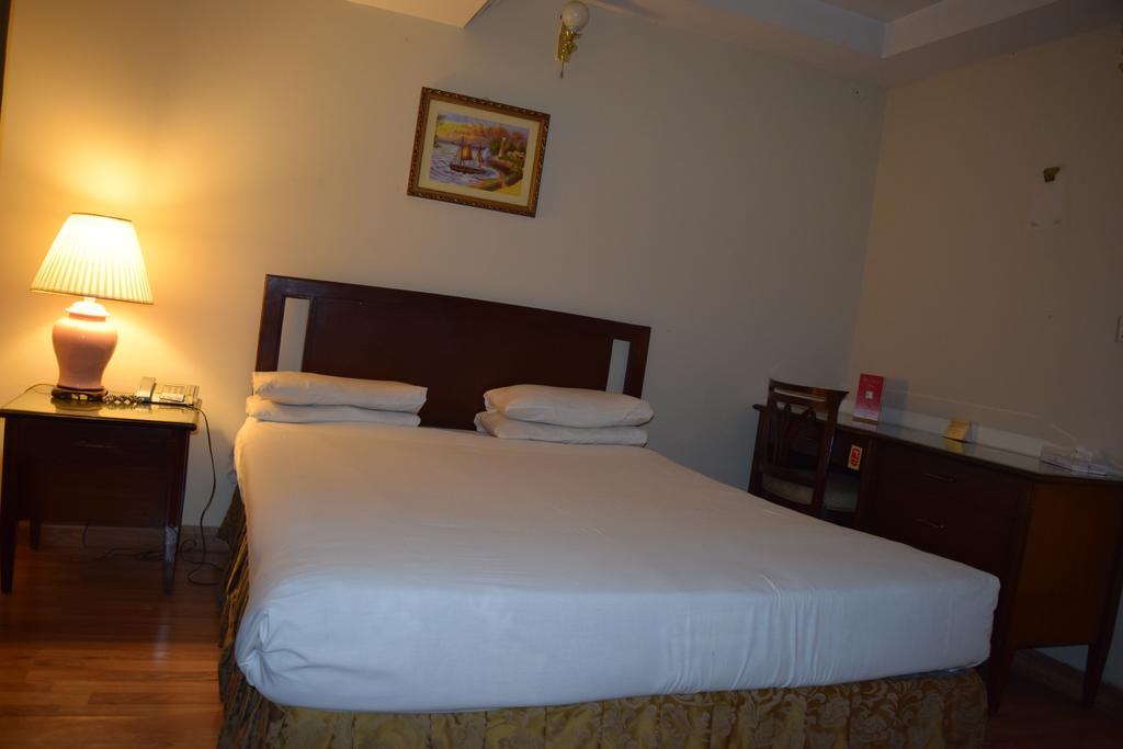Carlton Tower Hotel Lahore Room photo