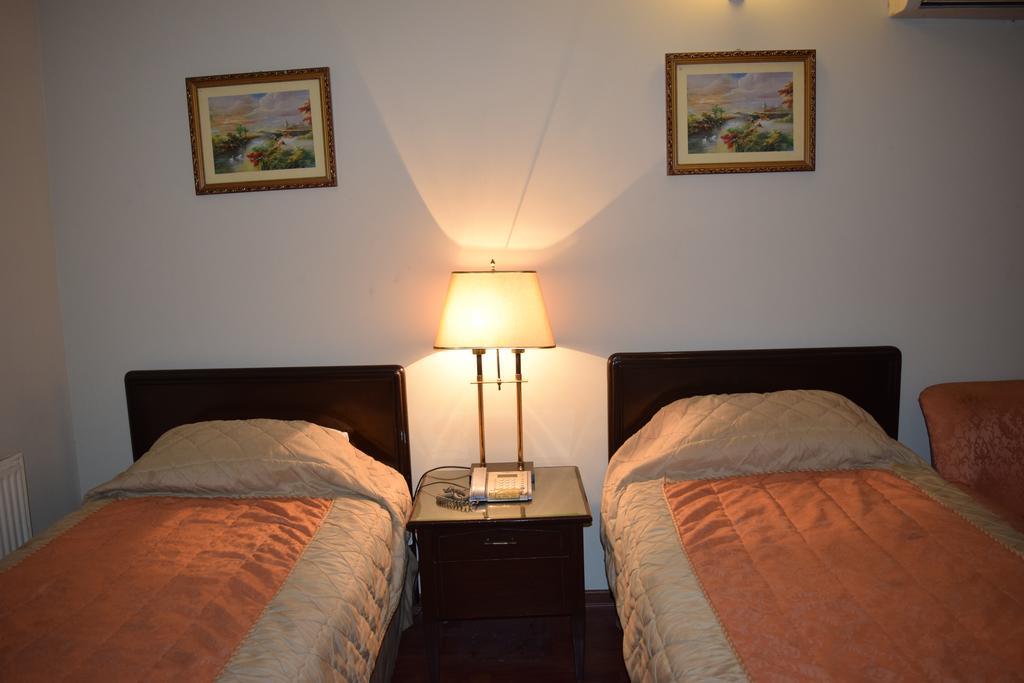 Carlton Tower Hotel Lahore Room photo